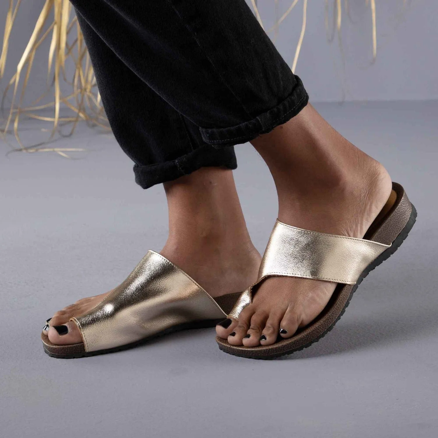 Toe-Loop Sandal in Gold - 12443